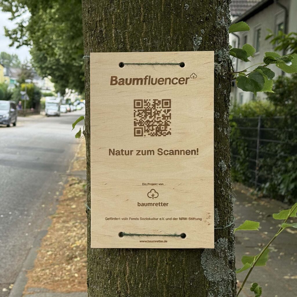 Schild mit Barcode an einem Baum